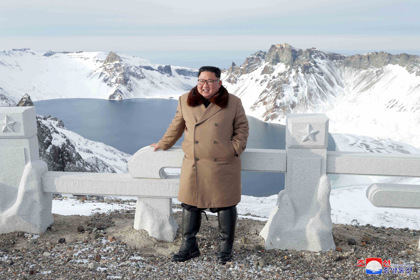 Ông Kim Jong Un cưỡi bạch mã hành hương đất tổ gây sốt mạng xã hội - Ảnh 7.