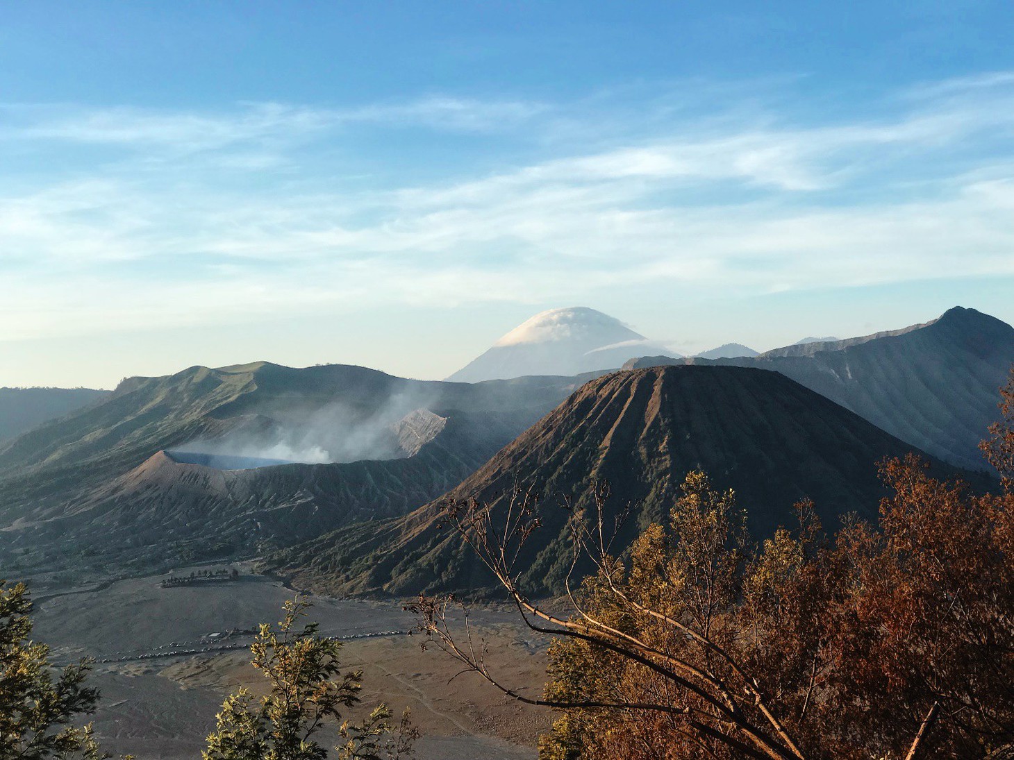 Thưởng thức đặc sản cát bụi ở núi lửa Bromo - Ảnh 1.