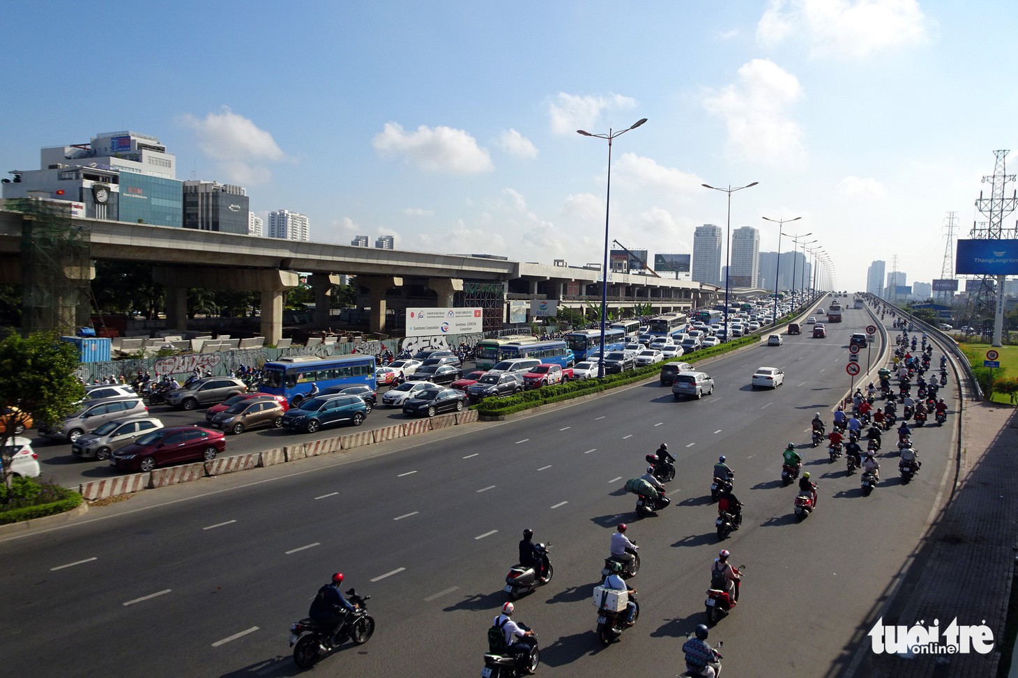 Đèn giao thông hư, mạnh ai nấy chạy làm kẹt cứng cửa ngõ TP.HCM - Ảnh 8.