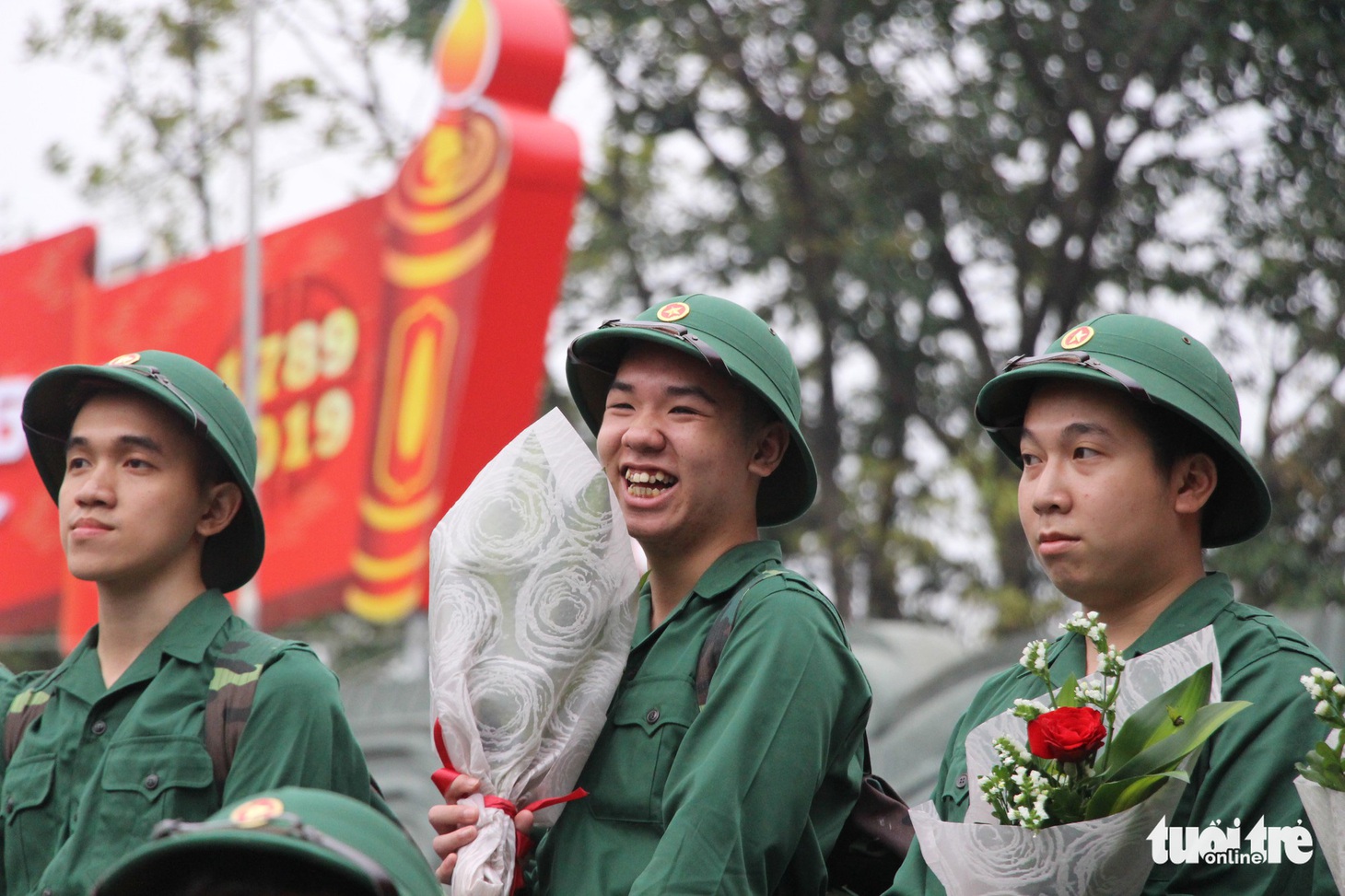 Cha bịn rịn hôn tiễn con nhập ngũ - Ảnh 4.