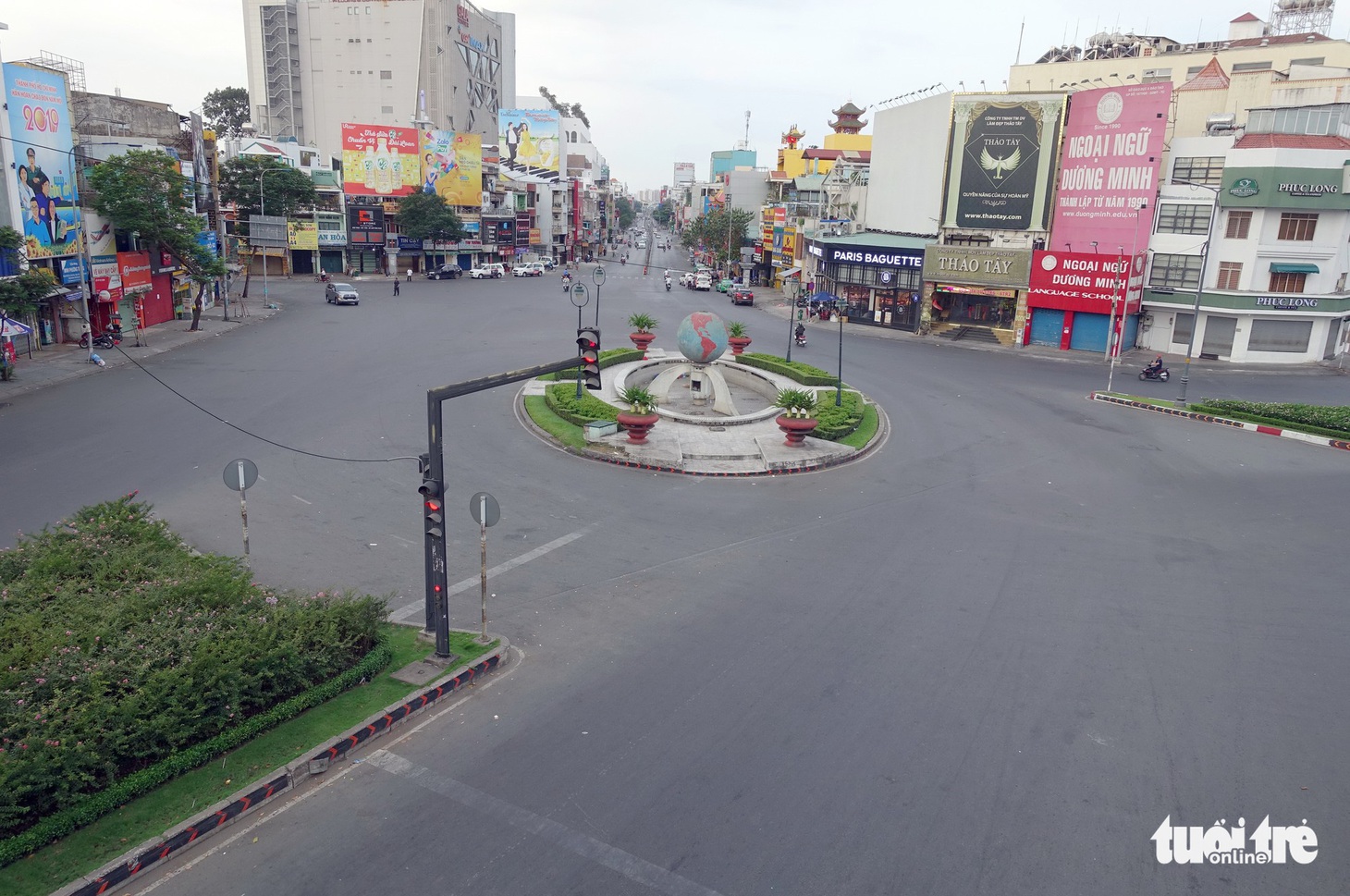 Thành phố ngày đầu năm với những nút giao thông... yên bình - Ảnh 1.