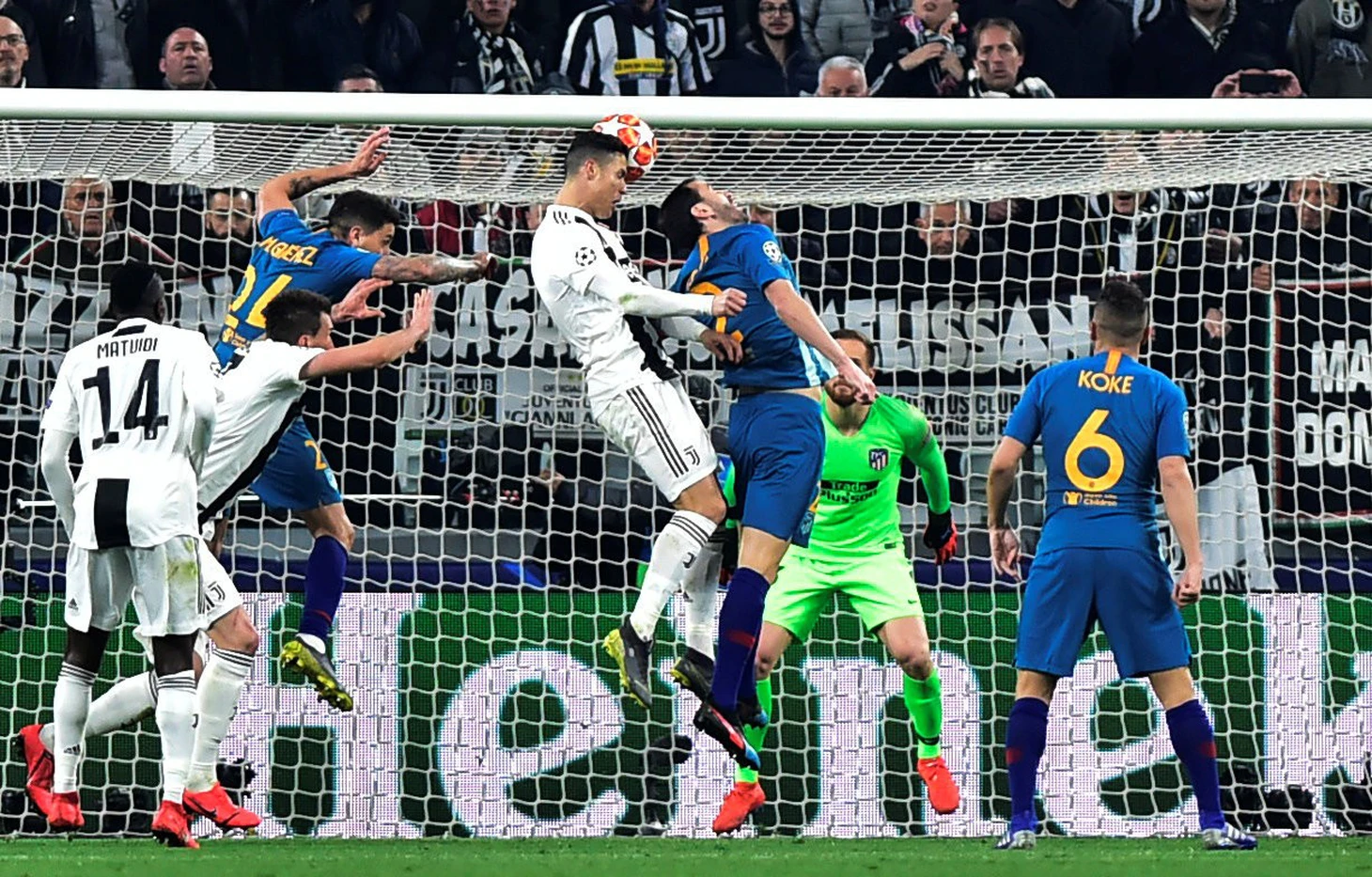 Xem siêu nhân Ronaldo đánh bại Atletico Madrid qua ảnh - Ảnh 4.