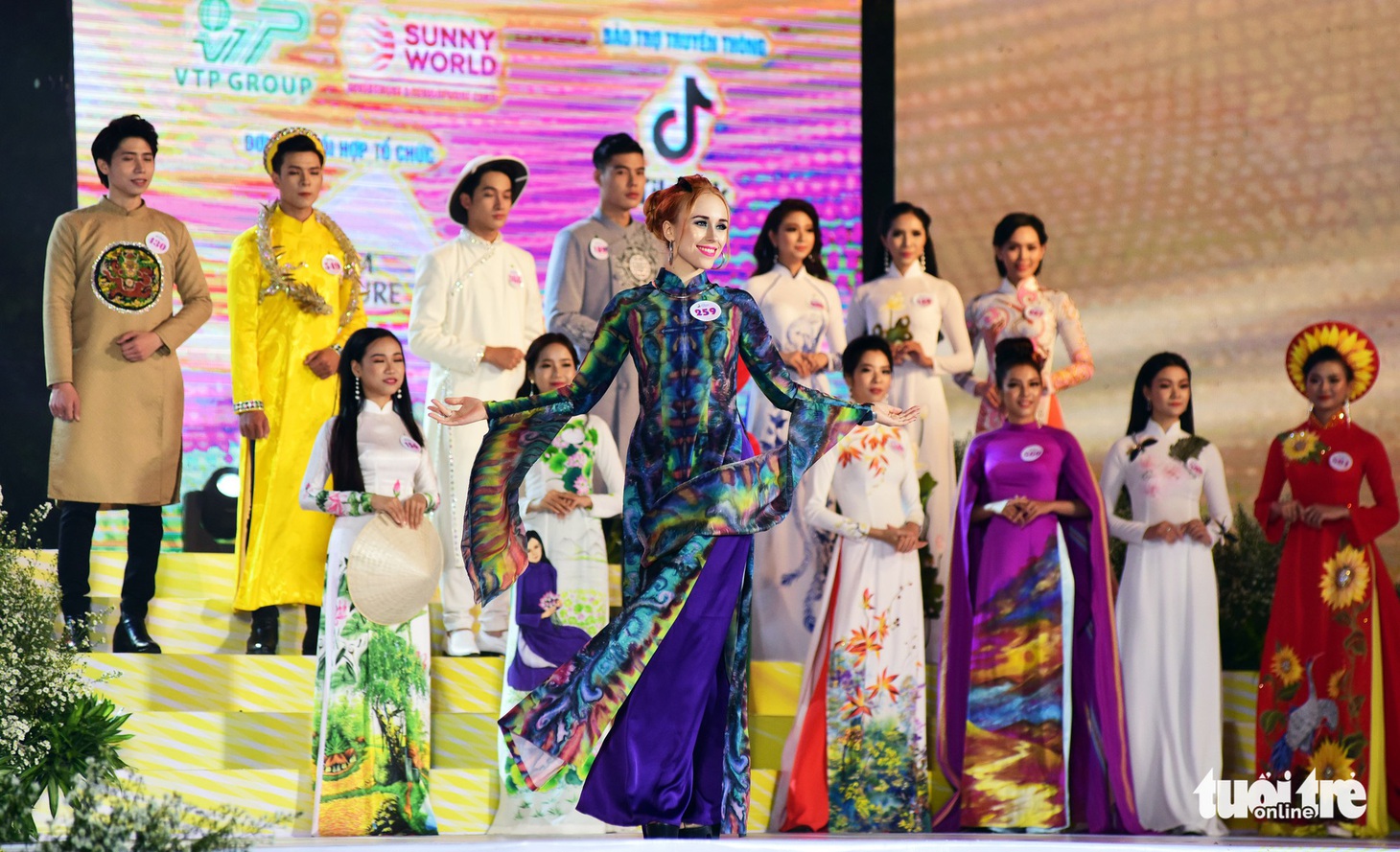 Nguyễn Trăm và Mộng Đào đoạt giải Duyên dáng áo dài 2019 - Ảnh 3.