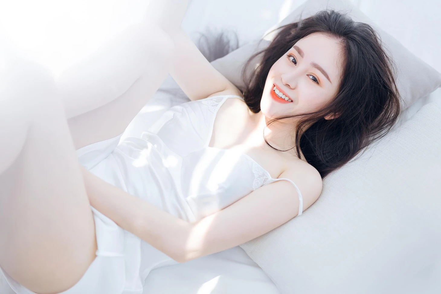 Hot boy, hot girl hôm nào, giờ Lệ Rơi làm công nhân, Bà Tưng bán mỹ phẩm - Ảnh 7.