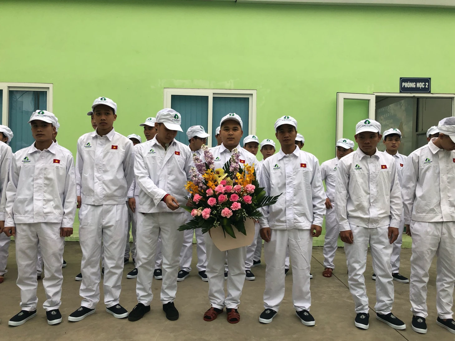Hot boy, hot girl hôm nào, giờ Lệ Rơi làm công nhân, Bà Tưng bán mỹ phẩm - Ảnh 2.