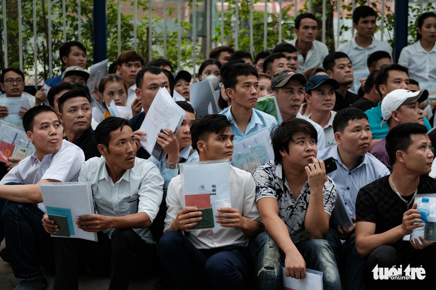 Ngáp vặt, chống cằm... vật vờ vỉa hè để xin visa đi Hàn - Ảnh 3.