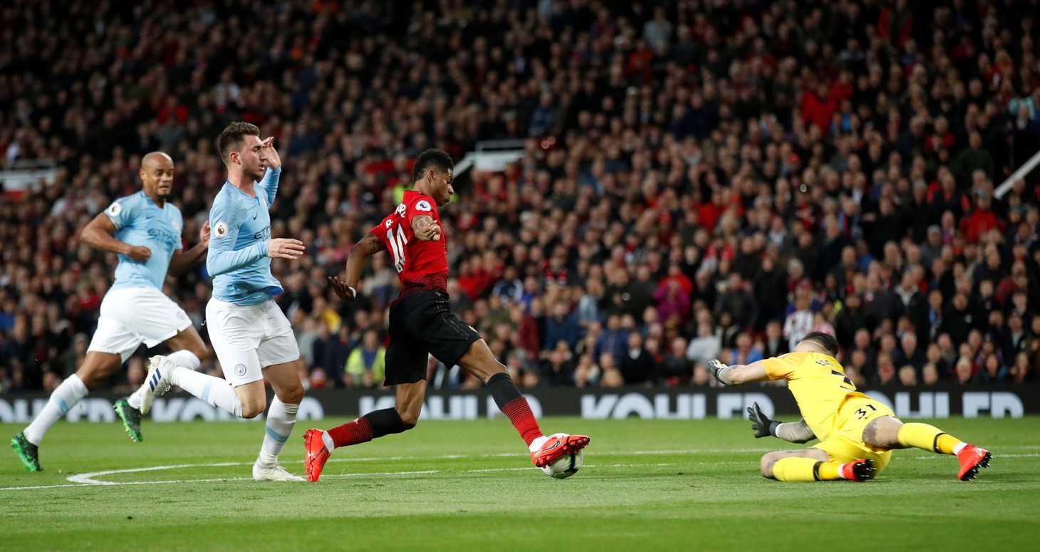 HLV Guardiola nhìn về chức vô địch sau trận derby Manchester - Ảnh 2.