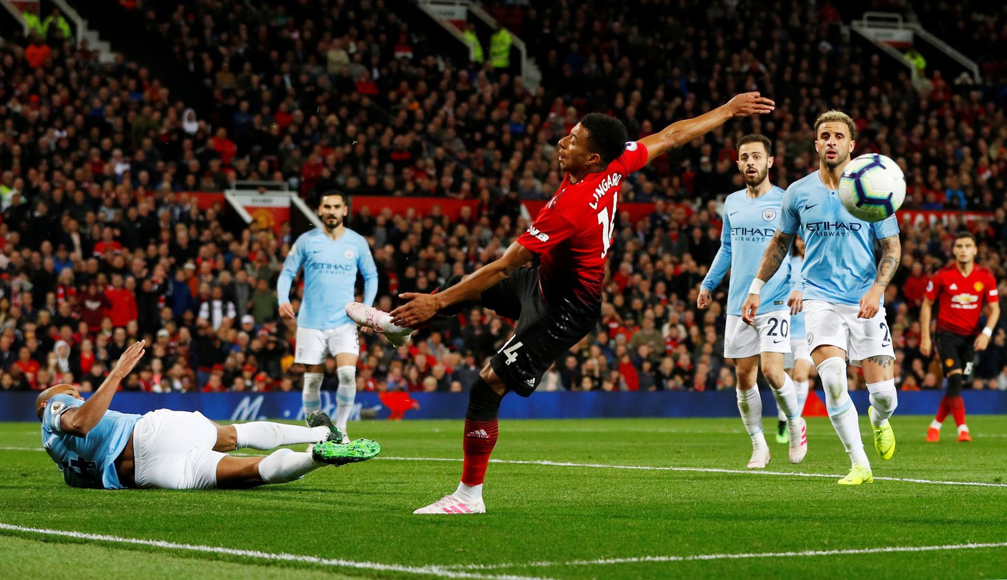 HLV Guardiola nhìn về chức vô địch sau trận derby Manchester - Ảnh 5.