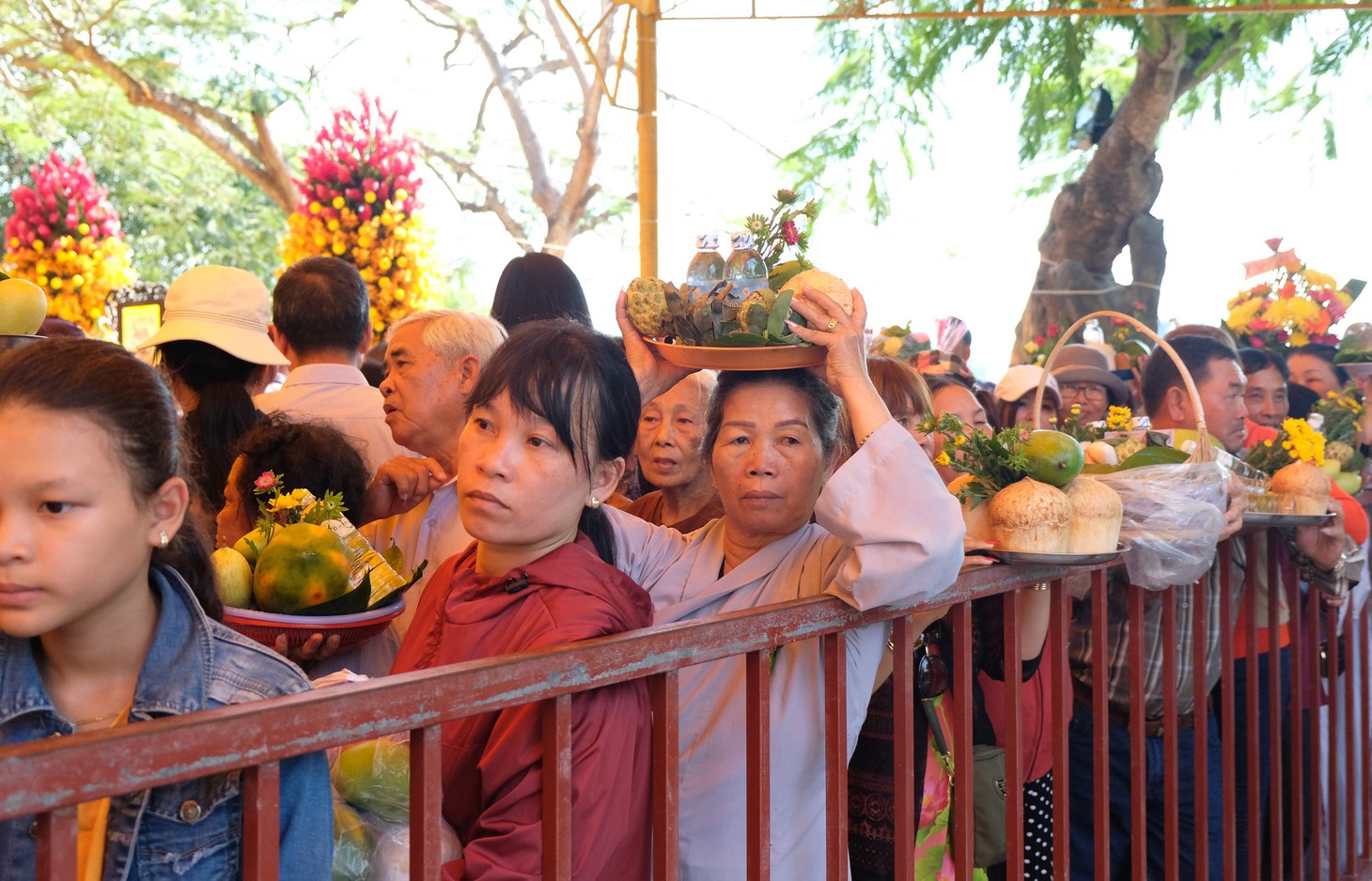 Hàng ngàn người hành lễ ở Tháp Bà Ponagar - Ảnh 3.