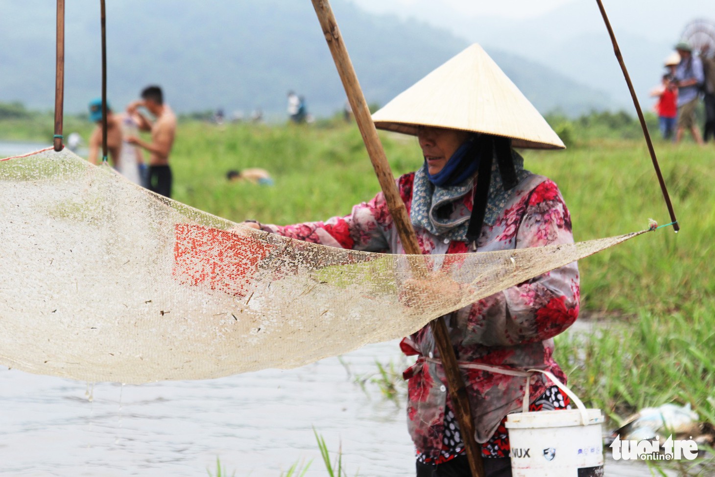 Cả ngàn người nô nức mang nơm, lưới đi đánh cá - Ảnh 6.