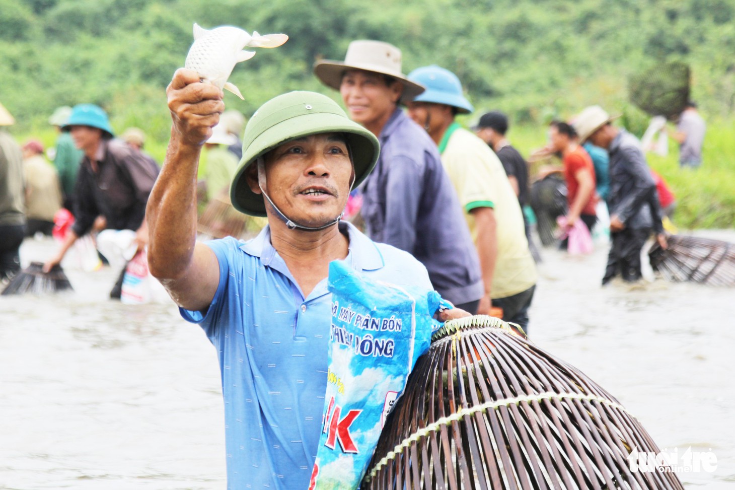 Cả ngàn người nô nức mang nơm, lưới đi đánh cá - Ảnh 7.