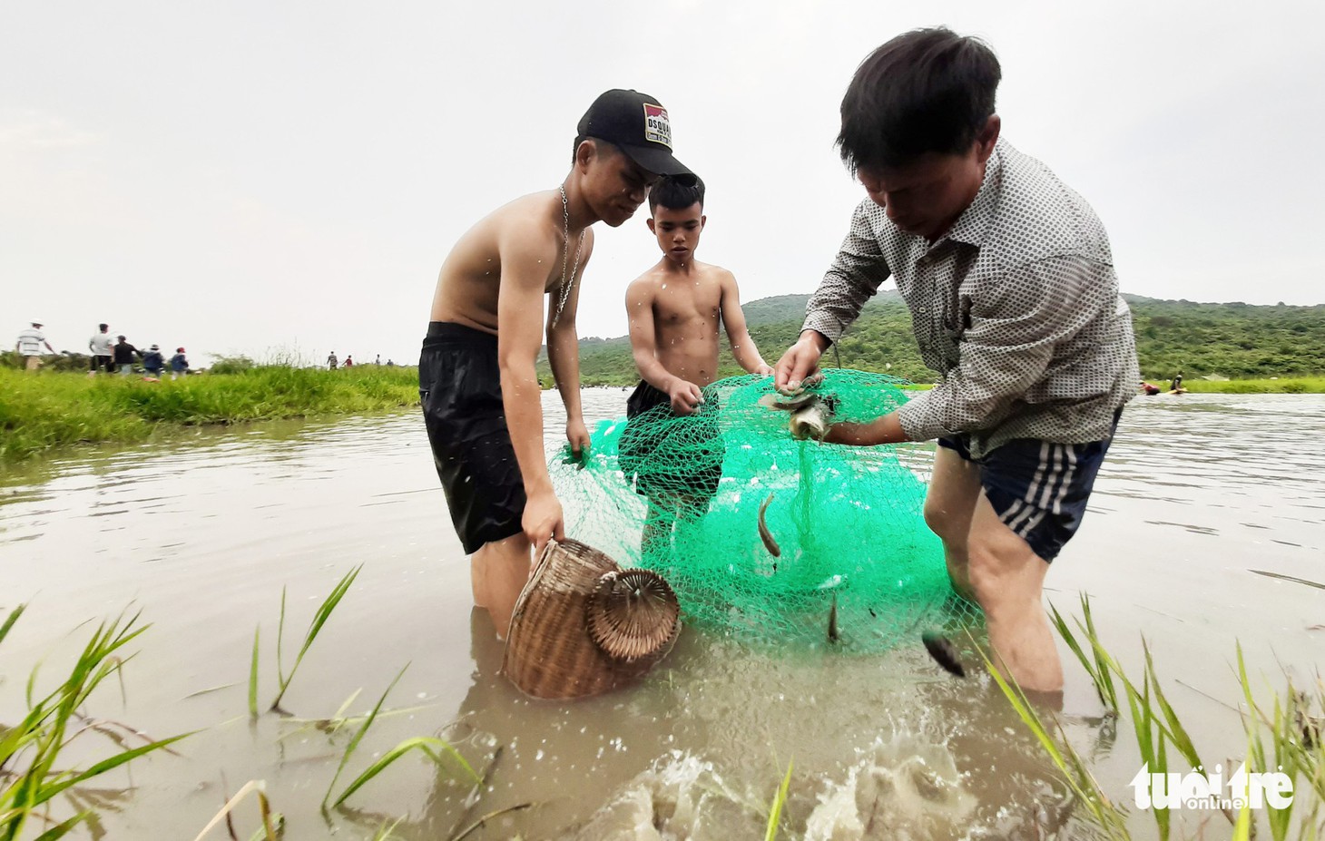 Cả ngàn người nô nức mang nơm, lưới đi đánh cá - Ảnh 11.