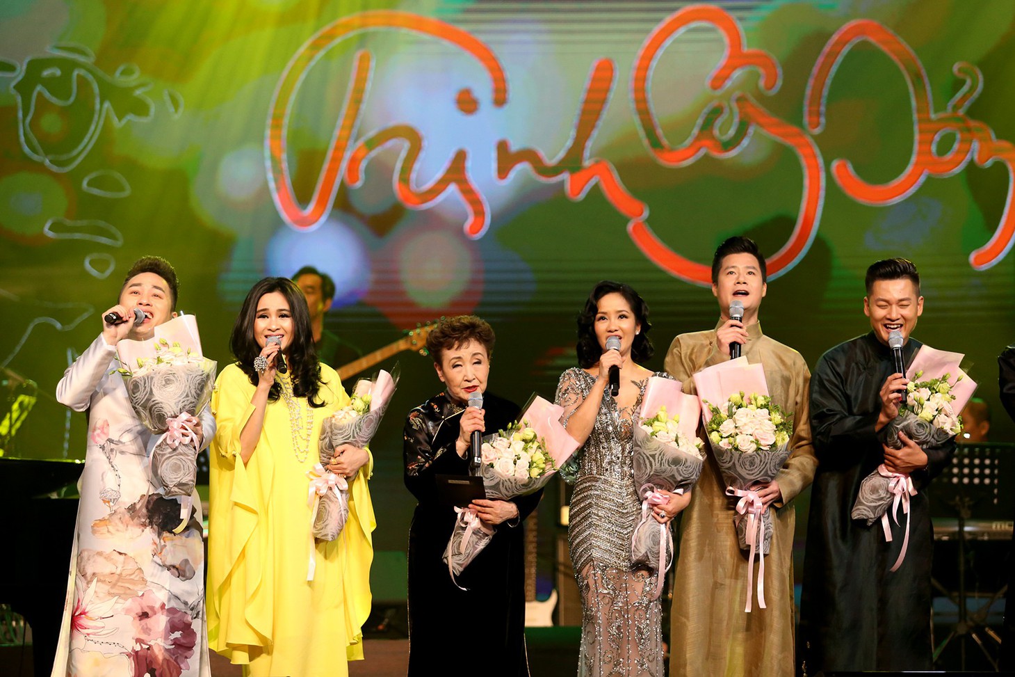 Nhớ Trịnh Công Sơn, Tokiko Kato ôm đàn hát Bài ca tặng anh - Ảnh 12.