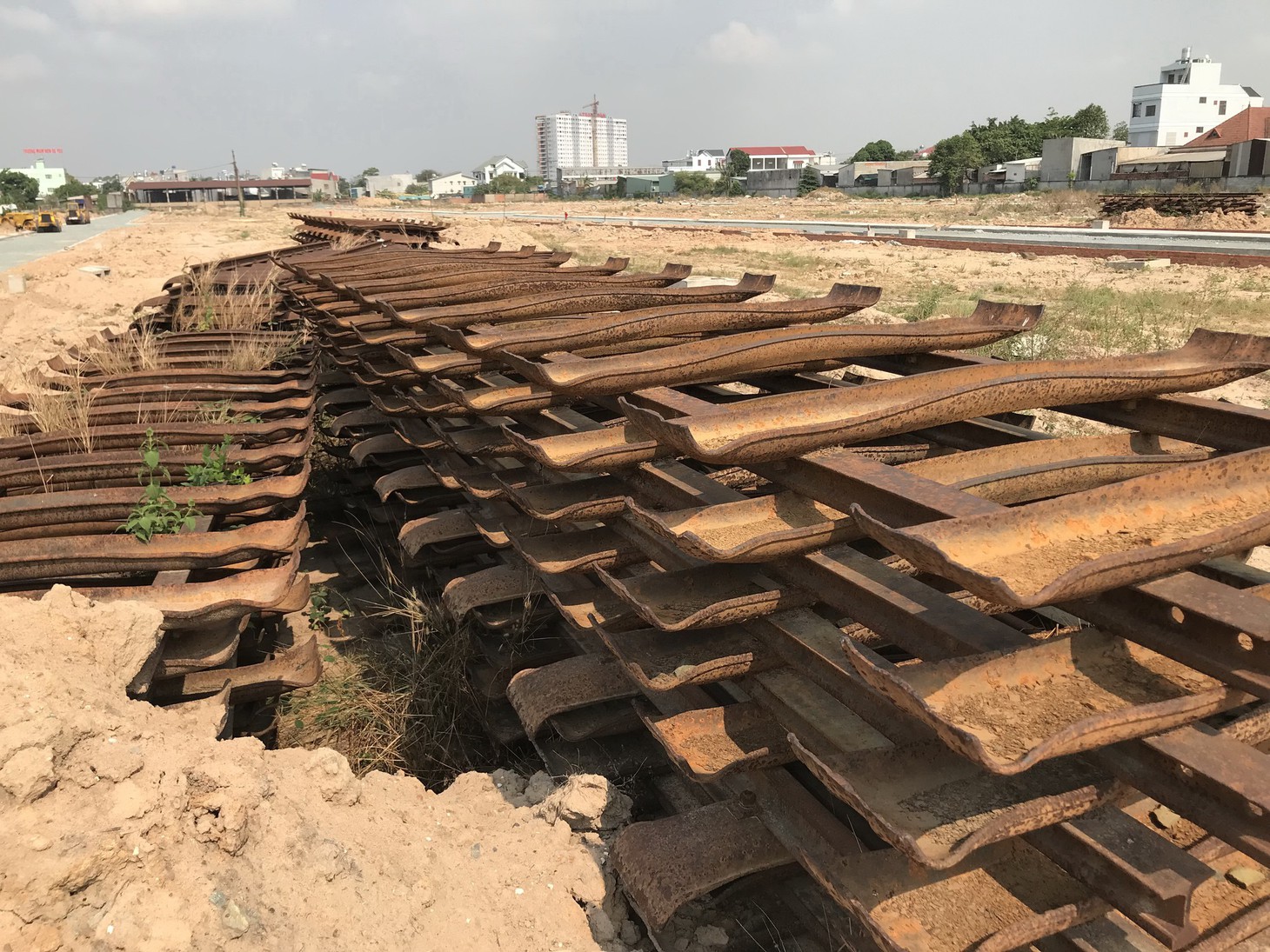 Dỡ đường ray, lấy đất phân lô bán nền - Ảnh 2.