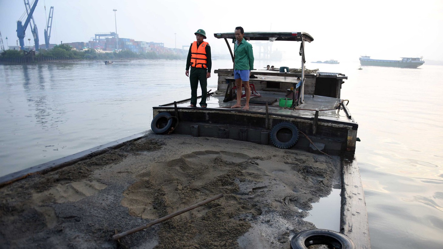 Bao vây, ném đá tấn công lực lượng biên phòng để giải vây đồng bọn - Ảnh 4.