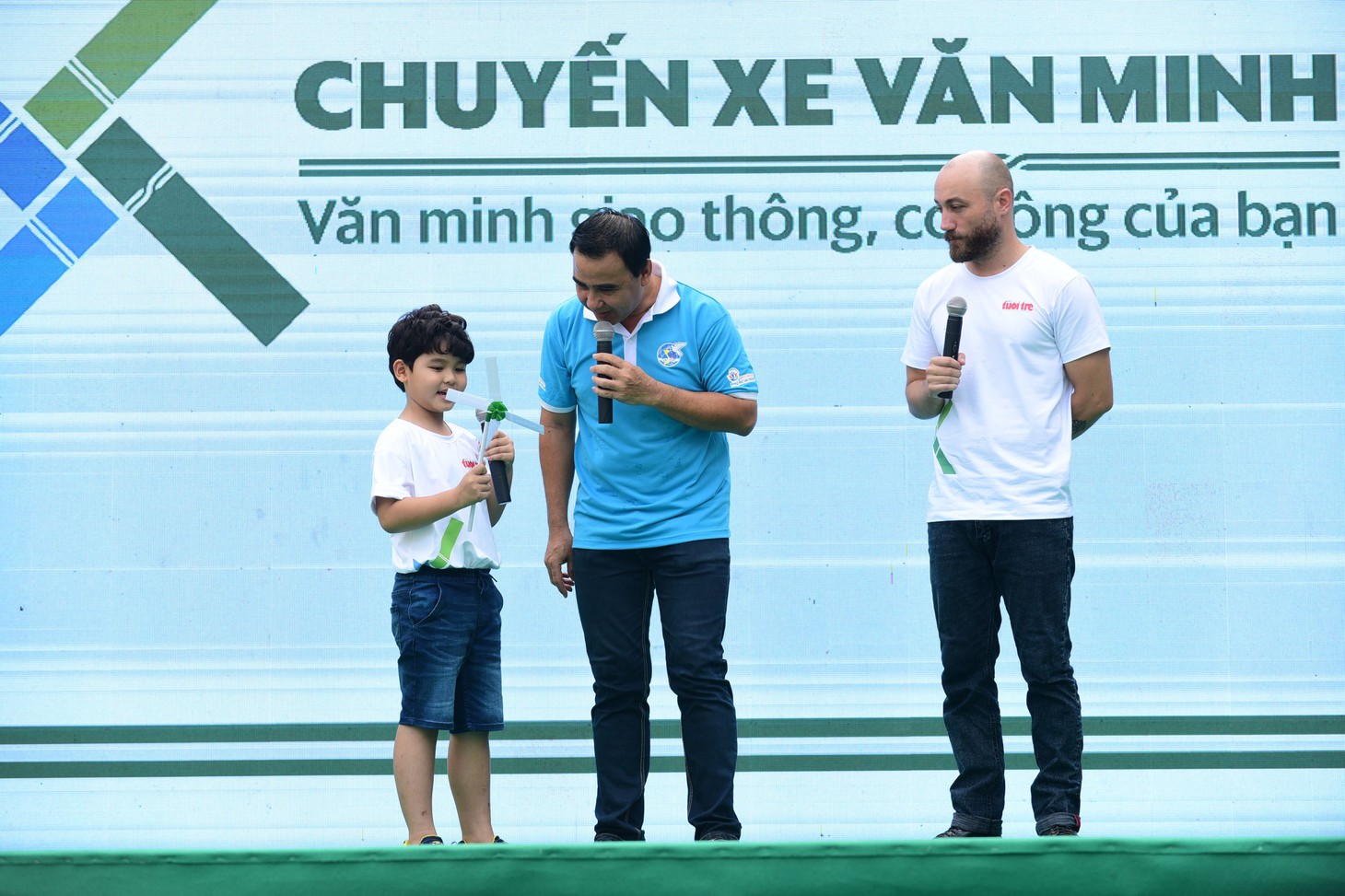 Báo Tuổi Trẻ cùng các sở ngành khởi hành Chuyến xe văn minh - Ảnh 6.