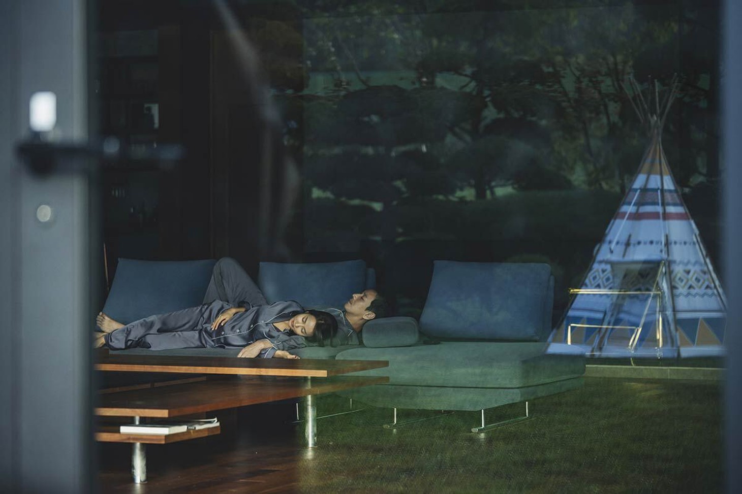 Parasite - Cành cọ vàng Cannes 2019 - bi thảm, hồi hộp và đẫm máu - Ảnh 9.