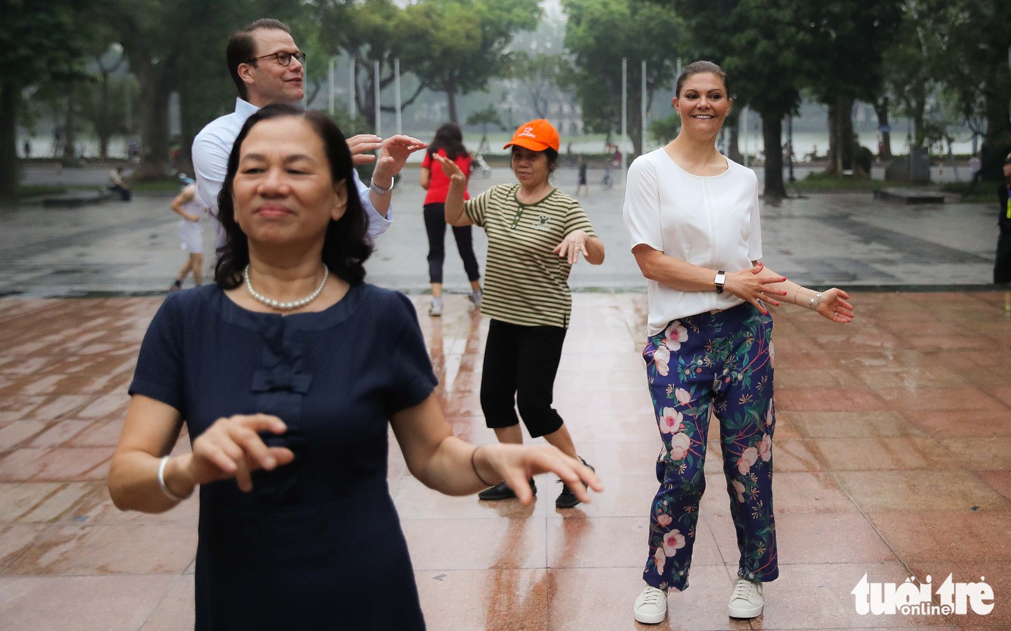 Công chúa kế vị Thụy Điển sảng khoái tập thể dục với người dân Hà Nội - Ảnh 2.