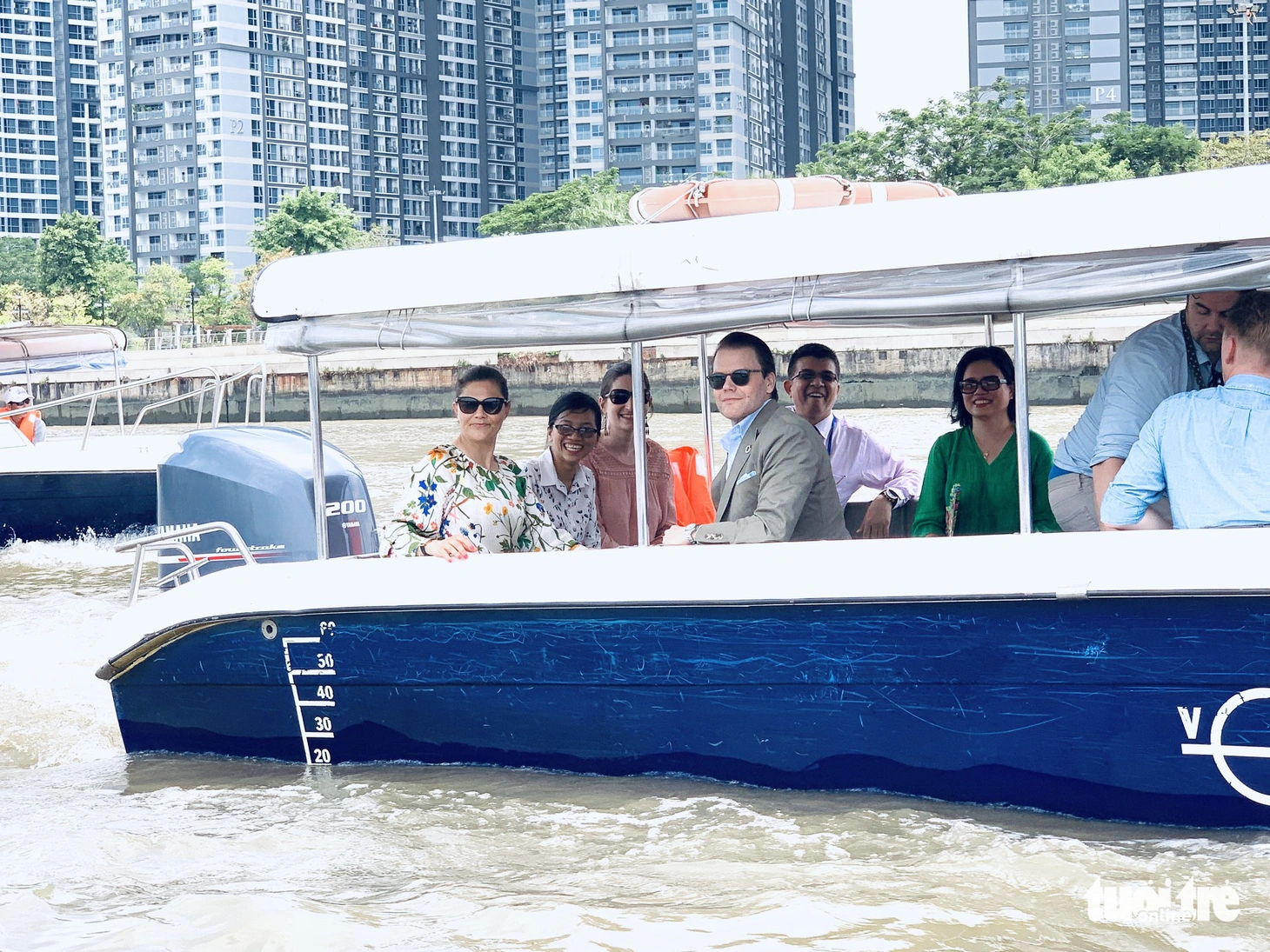 Công chúa kế vị Thụy Điển du ngoạn trên sông Sài Gòn - Ảnh 5.