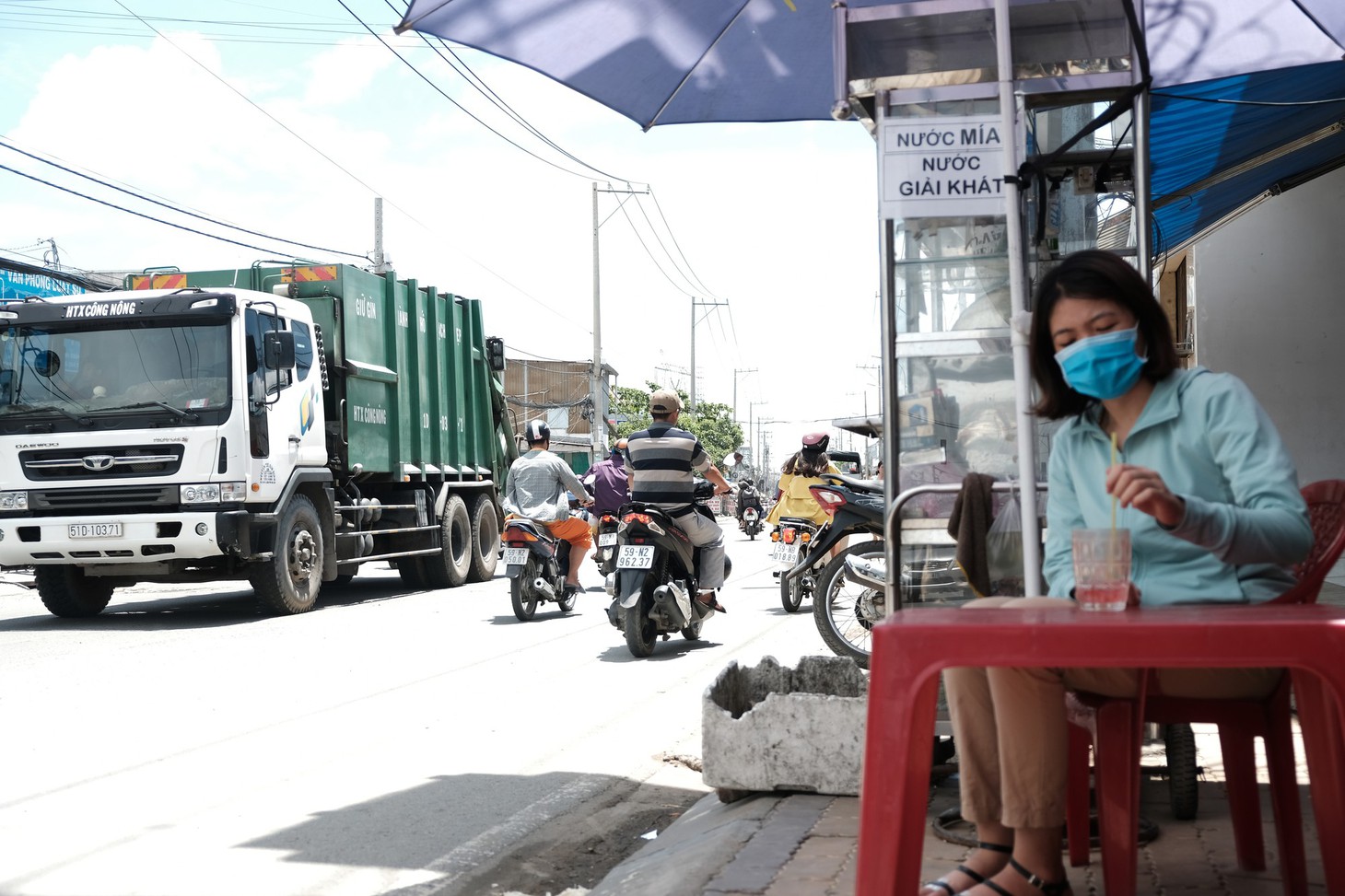 Dân Nam Sài Gòn ở nhà cũng phải đeo khẩu trang, đóng cửa vì mùi hôi từ bãi rác - Ảnh 8.
