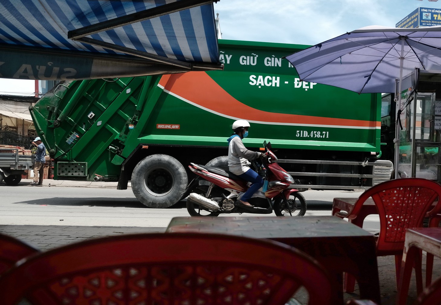Dân Nam Sài Gòn ở nhà cũng phải đeo khẩu trang, đóng cửa vì mùi hôi từ bãi rác - Ảnh 6.