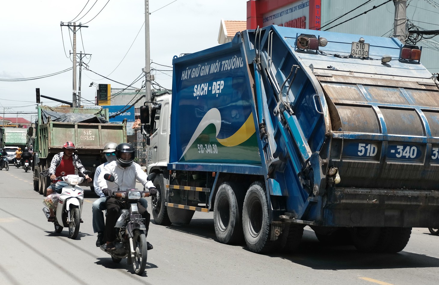 Dân Nam Sài Gòn ở nhà cũng phải đeo khẩu trang, đóng cửa vì mùi hôi từ bãi rác - Ảnh 7.