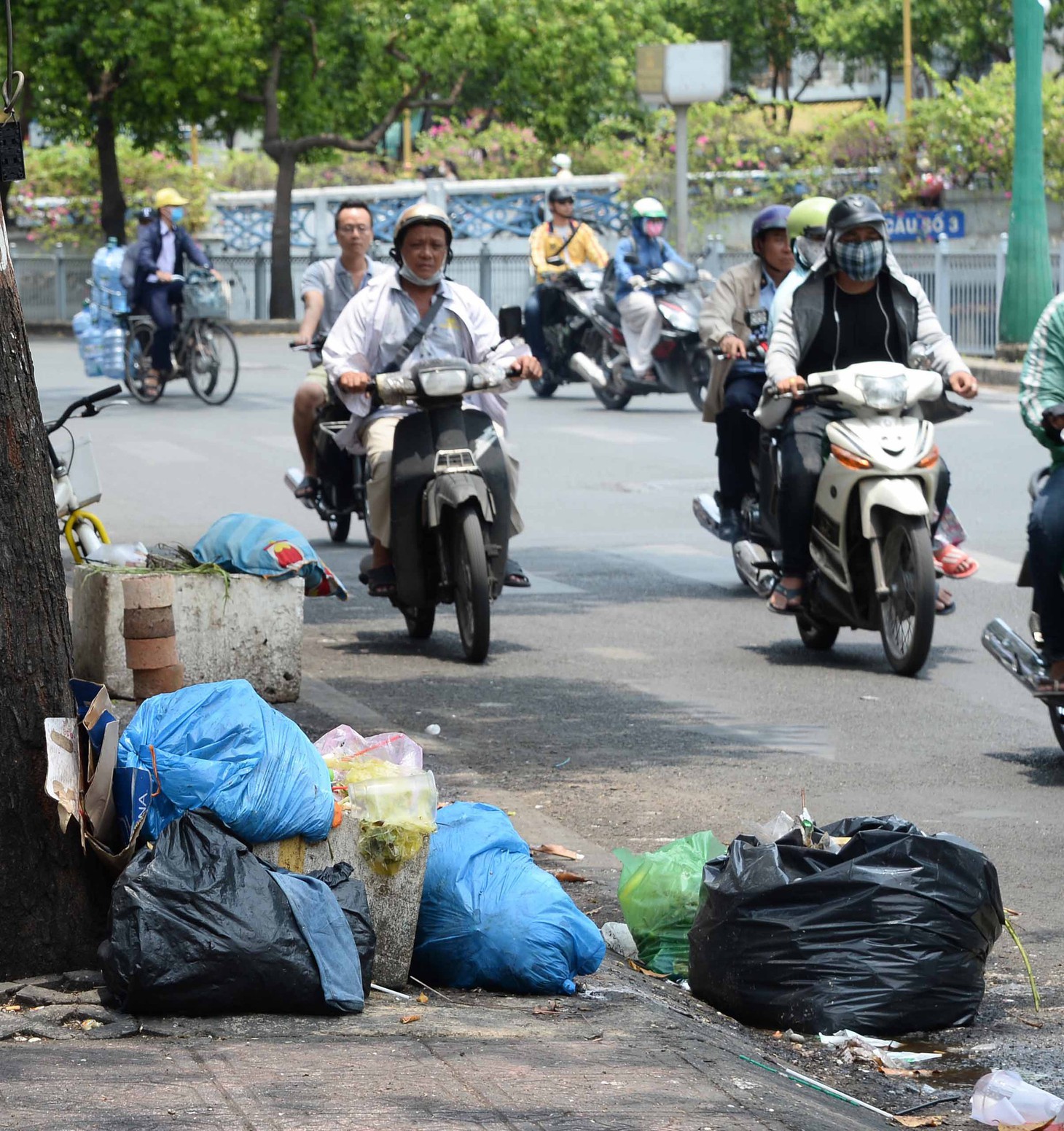 Rác - rác - rác... từ trên bờ xuống dưới kênh - Ảnh 7.