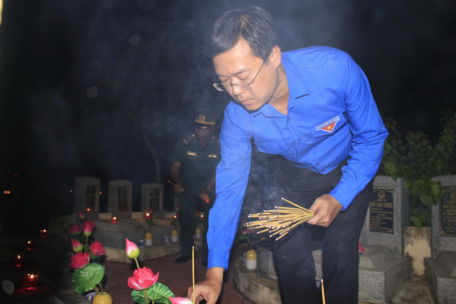 Hàng ngàn ngọn nến tri ân thắp sáng nghĩa trang liệt sĩ TP.HCM - Ảnh 4.