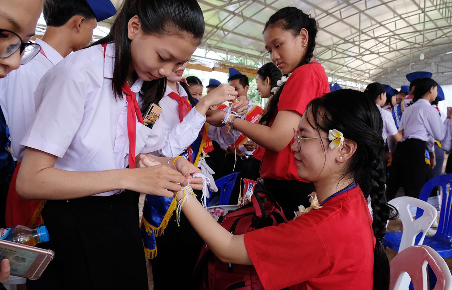 Mùa yêu thương trên đất Lào - Ảnh 1.