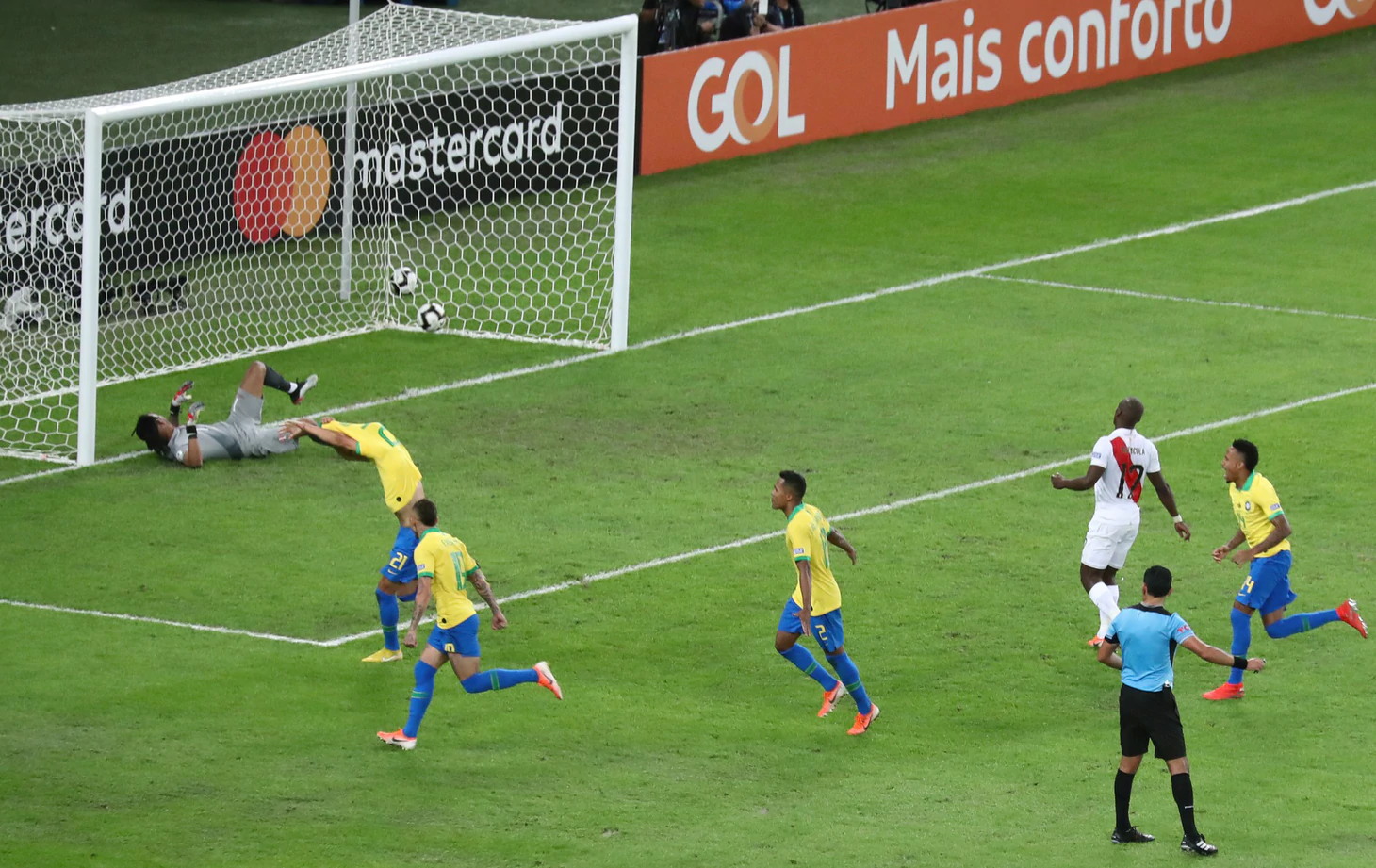 Tuyển Brazil tưng bừng mừng ngôi vương ở Copa America 2019 - Ảnh 5.