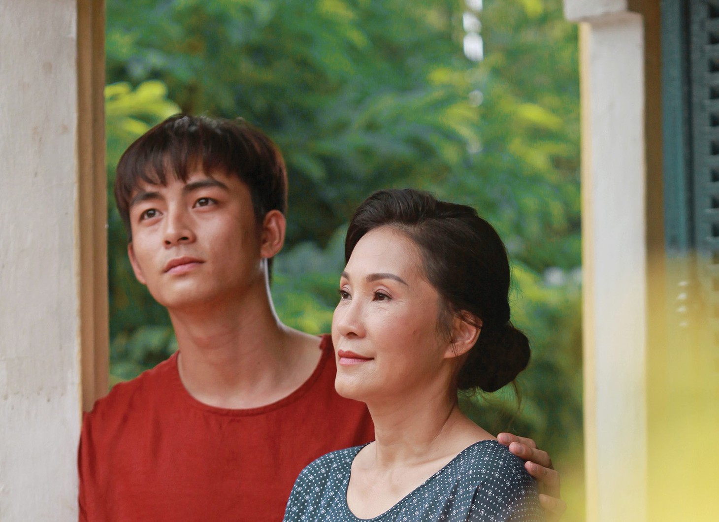 Thưa mẹ con đi: Nụ hôn đồng giới bỏng cháy và tình mẫu tử ngọt lành - Ảnh 6.