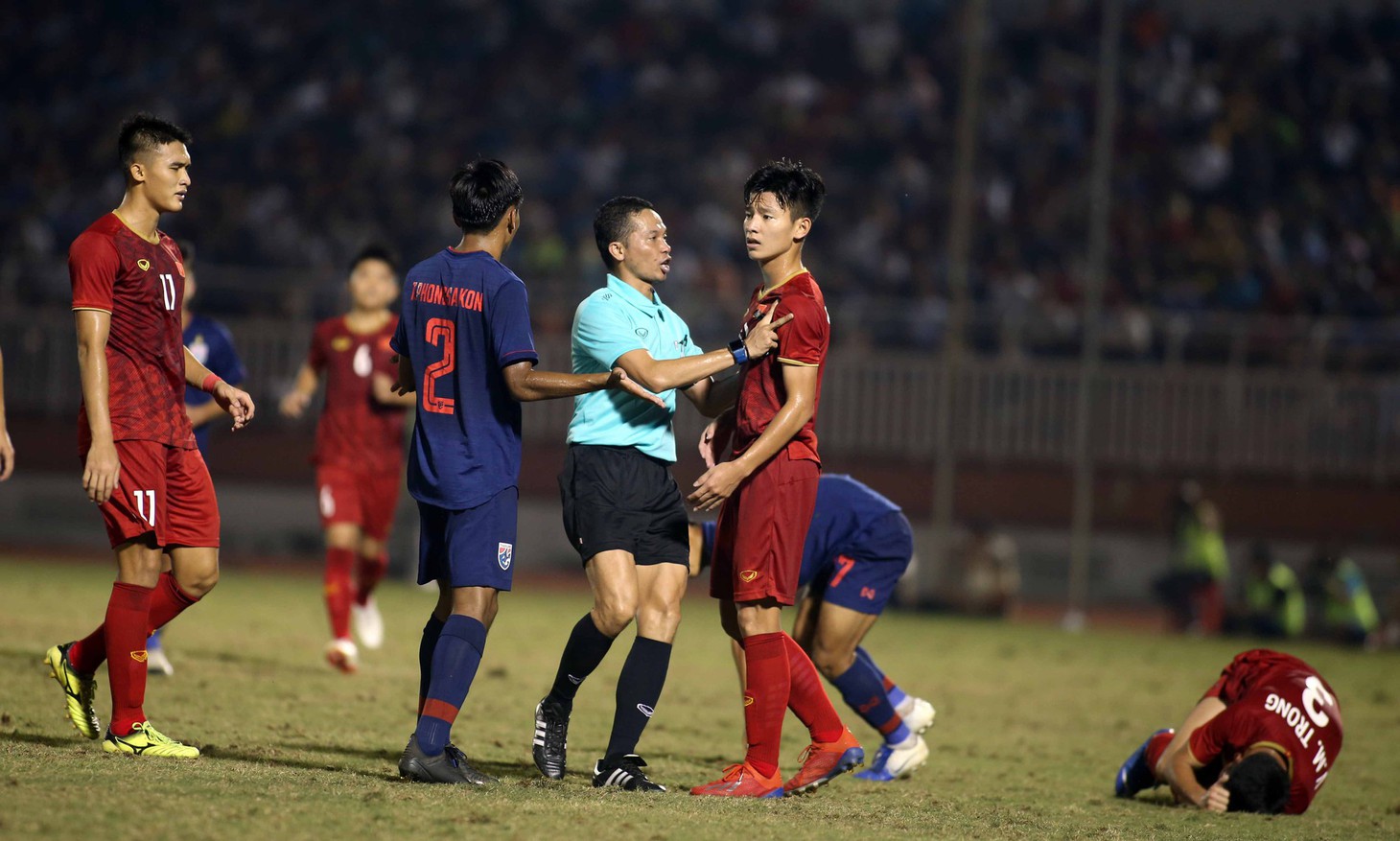 Những pha va chạm nảy lửa giữa U18 Việt Nam và Thái Lan - Ảnh 7.