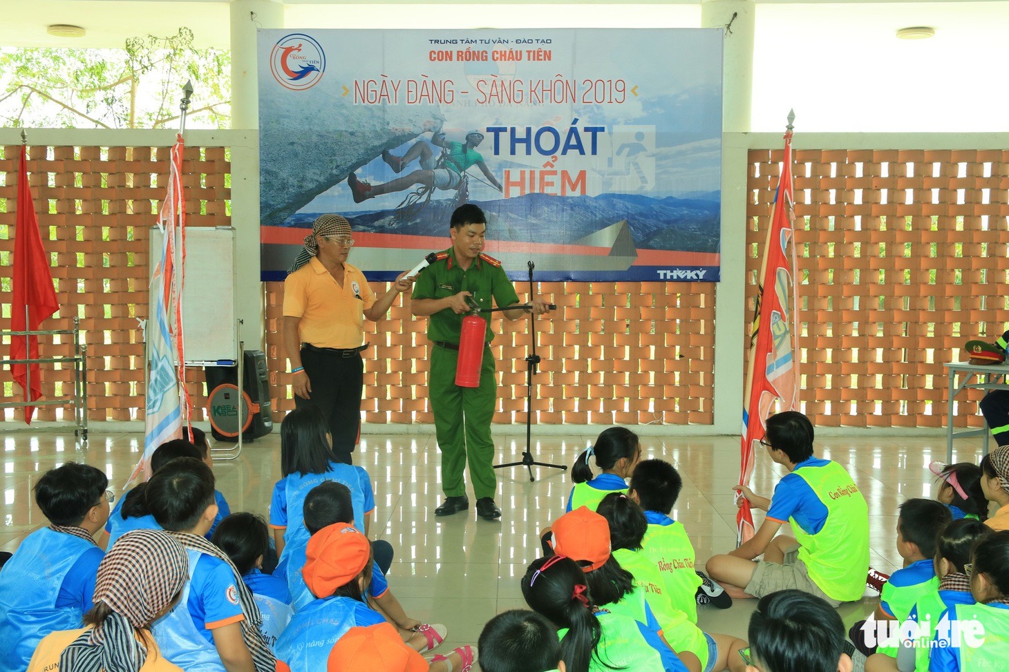 Khi trẻ em đu dây thoát hiểm hỏa hoạn như thật cùng cảnh sát - Ảnh 2.