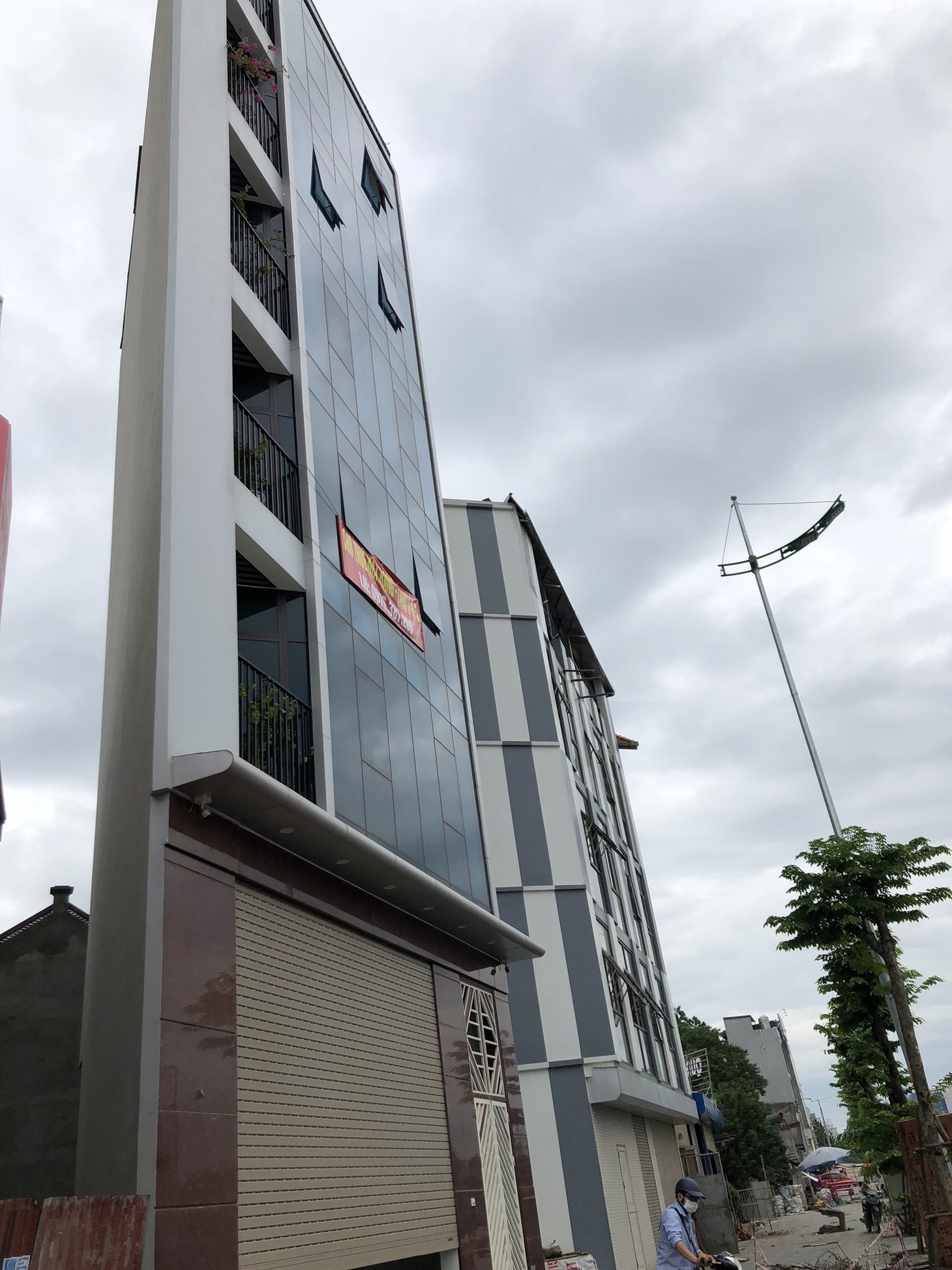 Những ngôi nhà kì dị chỉ có ở phố Phạm Văn Đồng - Ảnh 2.