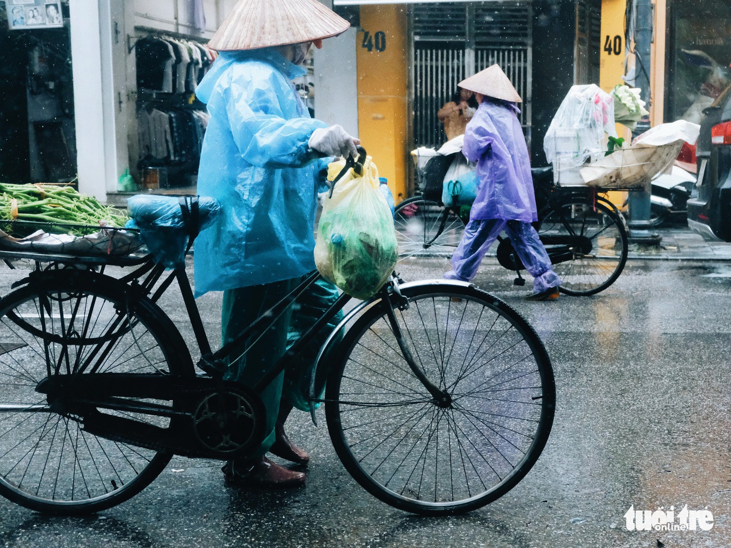 Mưa bão vẫn ráng mưu sinh ở Hà Nội - Ảnh 6.