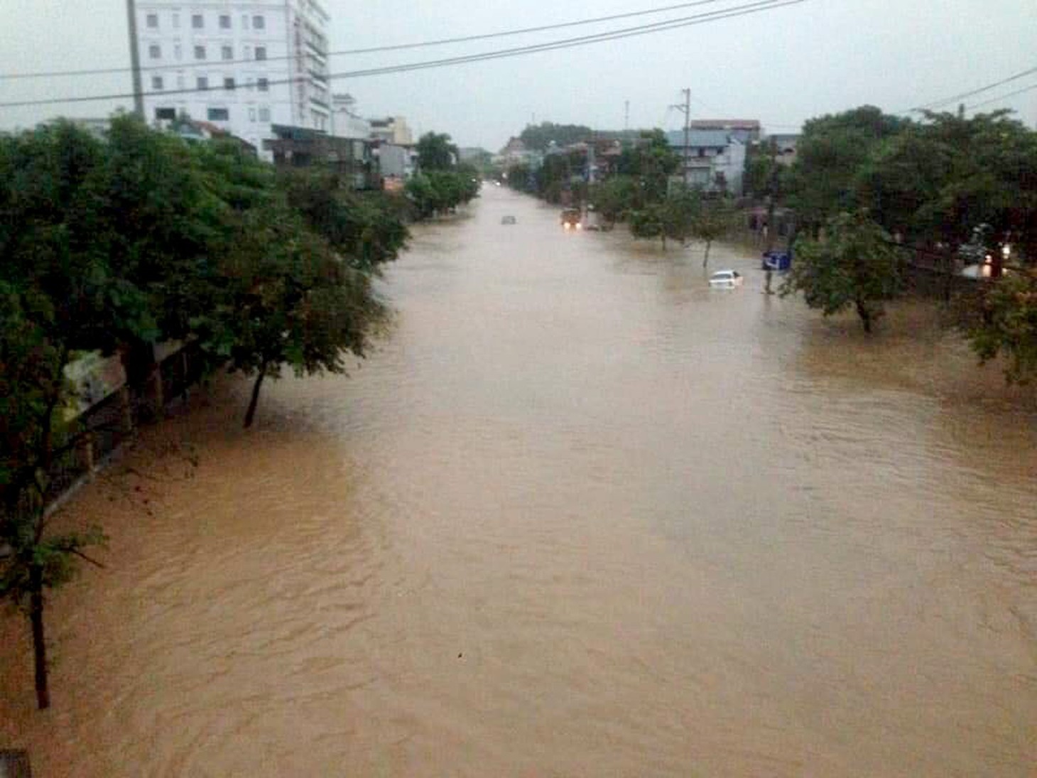Hàng loạt ôtô ngâm trong biển nước ở Thái Nguyên - Ảnh 8.