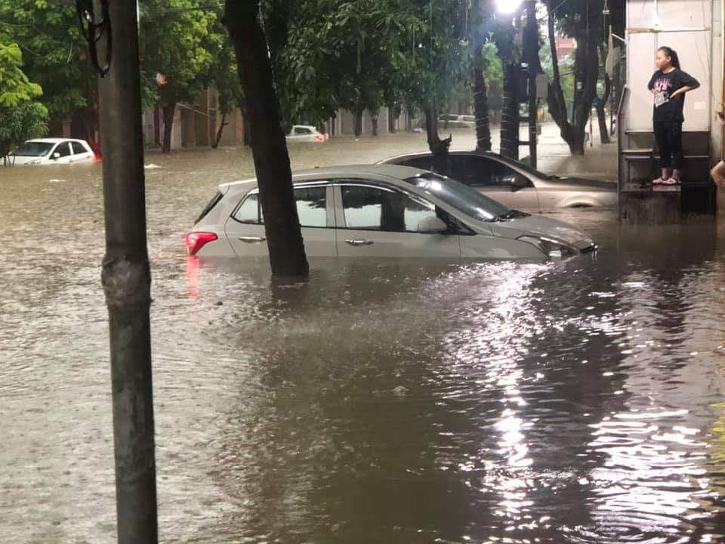 Hàng loạt ôtô ngâm trong biển nước ở Thái Nguyên - Ảnh 1.