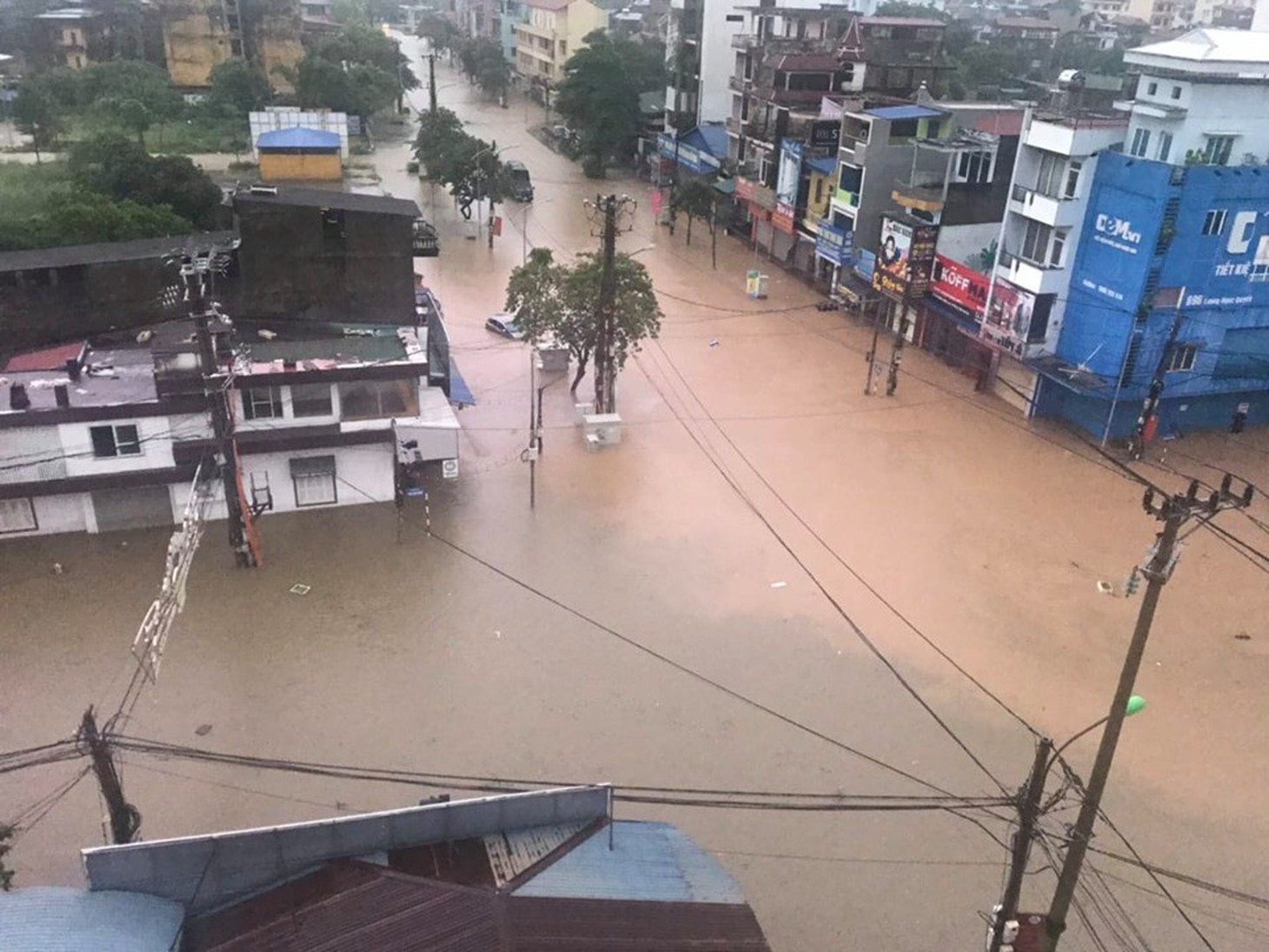 Hàng loạt ôtô ngâm trong biển nước ở Thái Nguyên - Ảnh 7.