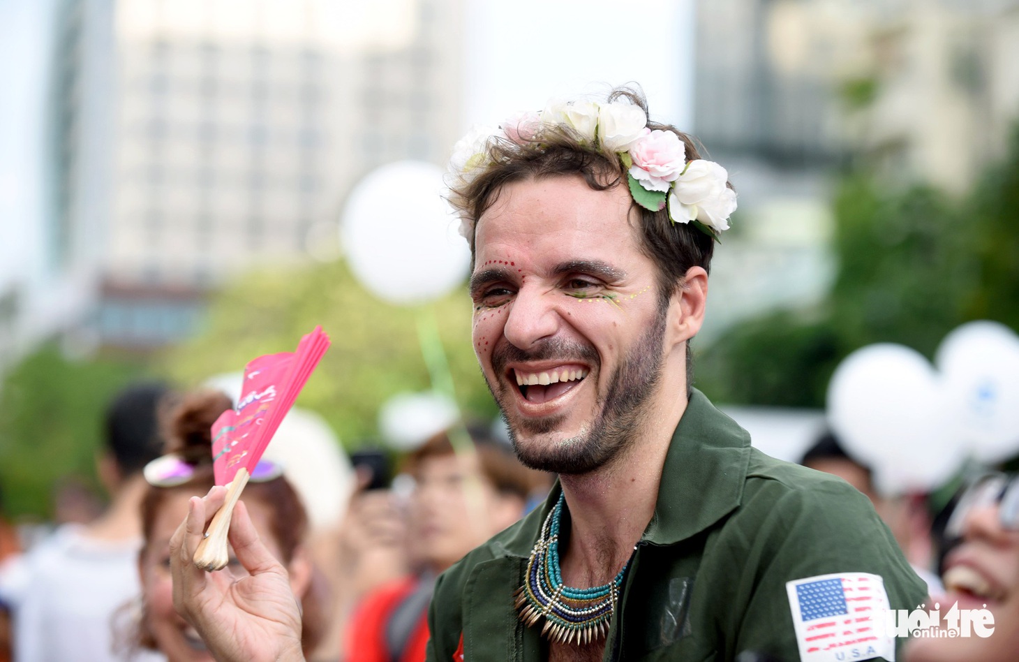 Cộng đồng LGBT diễu hành cầu vồng trên phố đi bộ Nguyễn Huệ - Ảnh 2.