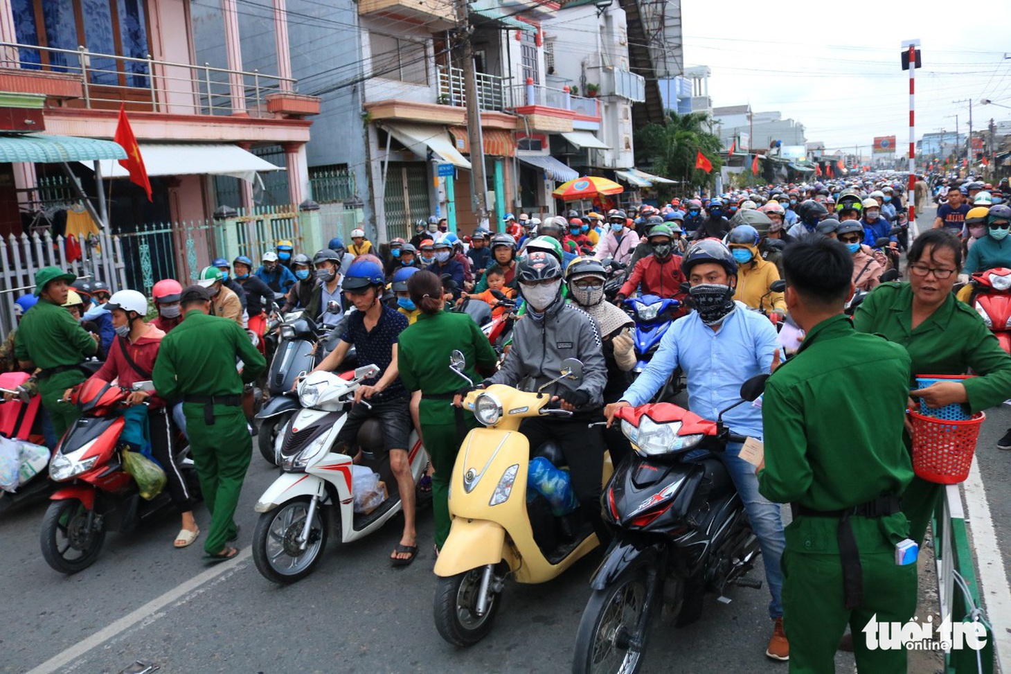 Dòng người nối hàng dài quay lại Sài Gòn sau lễ 2-9 - Ảnh 2.