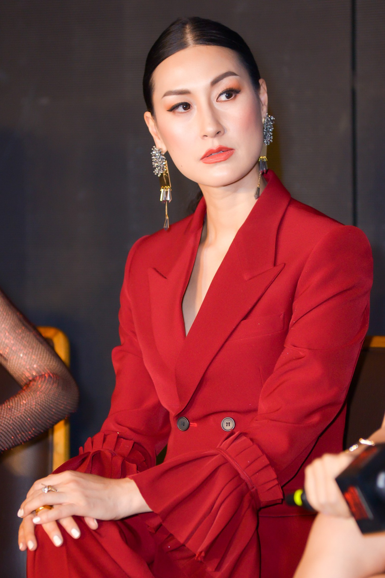 Chị chị em em: Thanh Hằng... run sợ trước cảnh nóng với Lãnh Thanh - Ảnh 9.