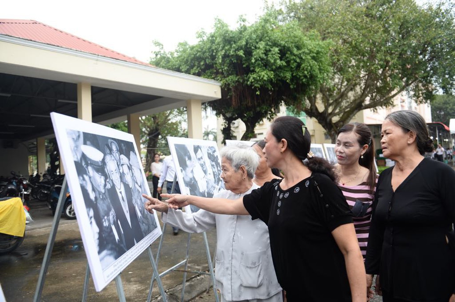Người dân tiễn đưa phi công huyền thoại Nguyễn Văn Bảy - Ảnh 1.