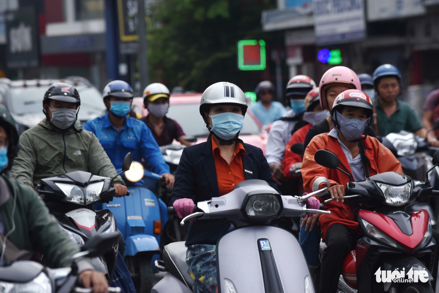 Buổi sáng TP.HCM mờ ảo trong sương mù tựa như Đà Lạt - Ảnh 2.