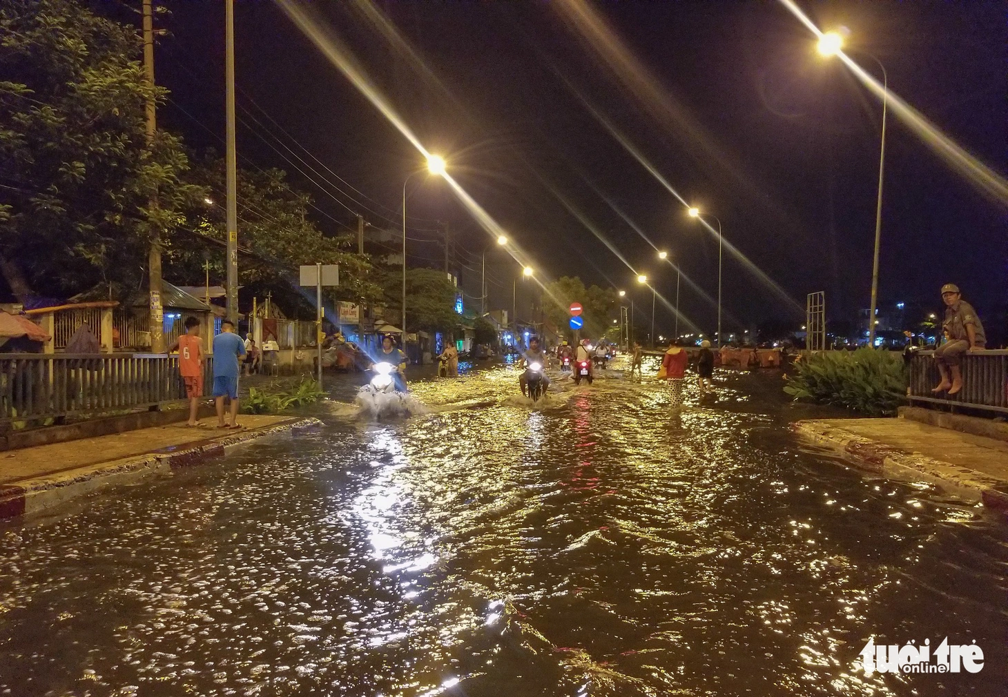 Vỡ bờ bao tại quận 8, hàng trăm hộ dân ngập chìm trong nước - Ảnh 1.