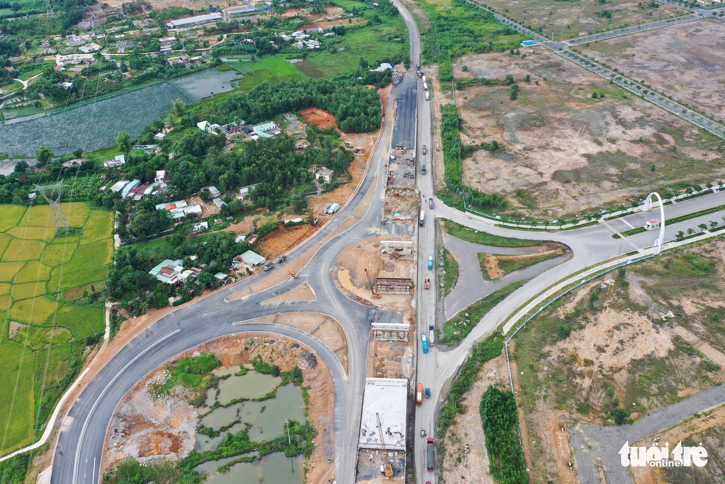 Ngắm cao tốc La Sơn - Túy Loan xuyên vườn quốc gia Bạch Mã - Ảnh 9.