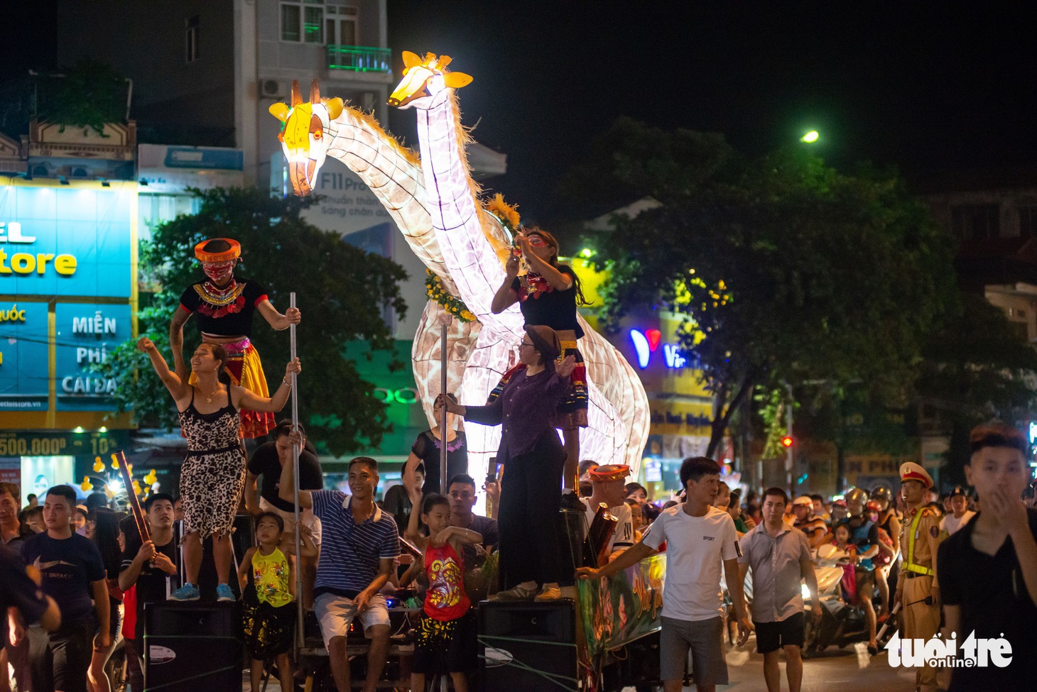 Đèn trung thu siêu to khổng lồ tràn ngập đường phố Tuyên Quang - Ảnh 7.