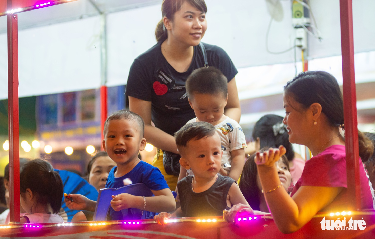 Đèn trung thu siêu to khổng lồ tràn ngập đường phố Tuyên Quang - Ảnh 2.