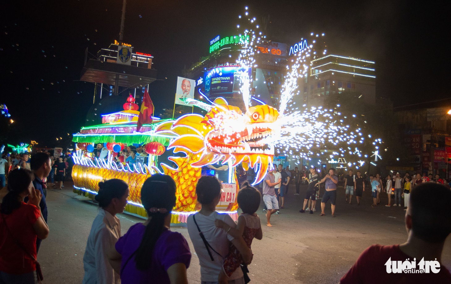 Đèn trung thu siêu to khổng lồ tràn ngập đường phố Tuyên Quang - Ảnh 4.