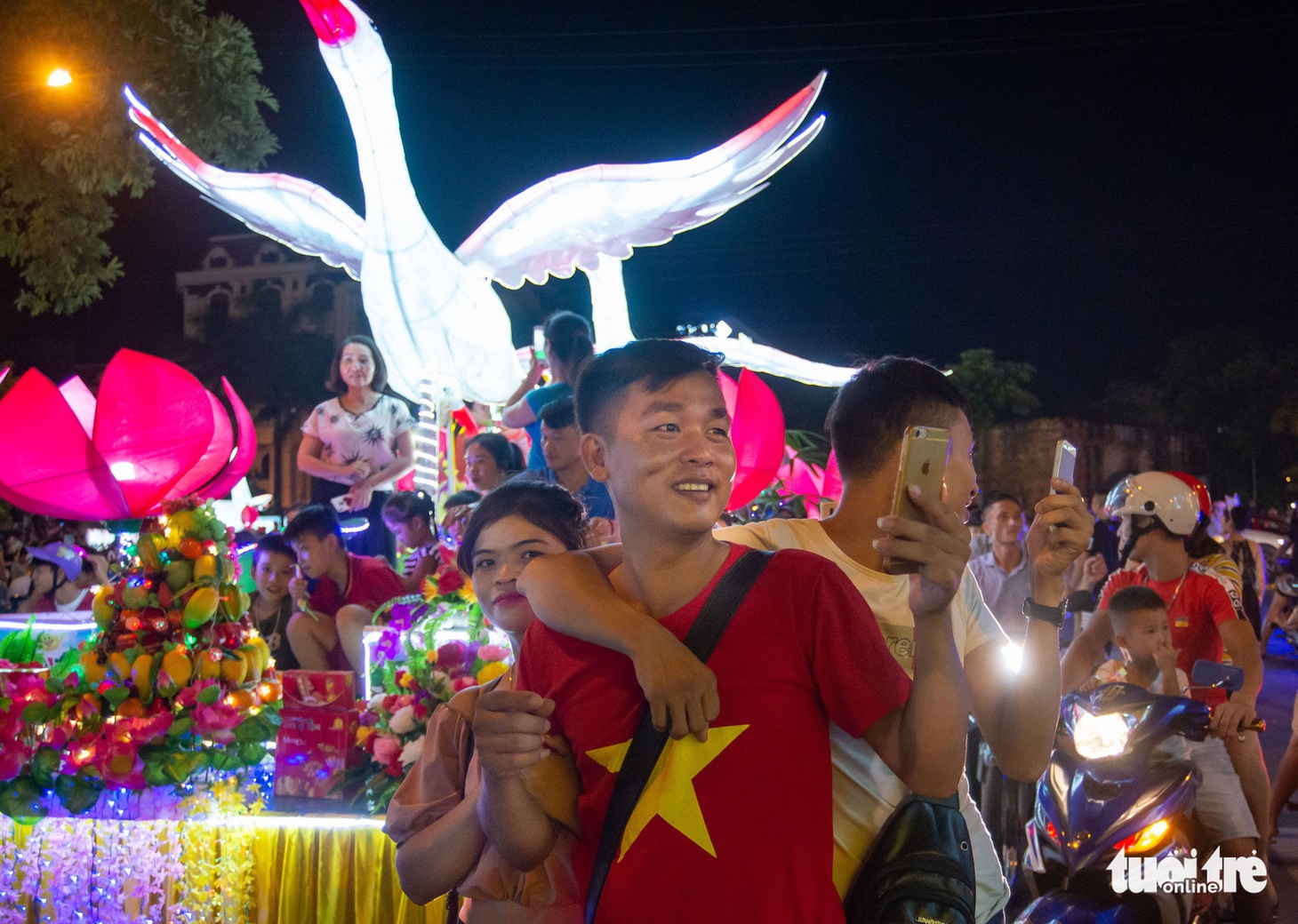 Đèn trung thu siêu to khổng lồ tràn ngập đường phố Tuyên Quang - Ảnh 9.