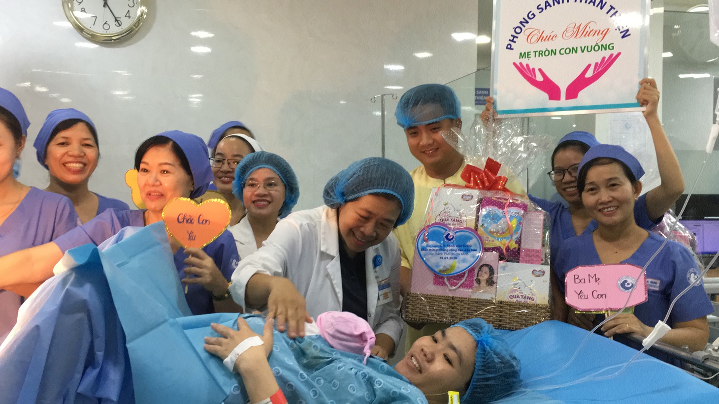 Ngắm nhìn những công dân nhí đầu tiên năm 2020 tại TP.HCM - Ảnh 8.